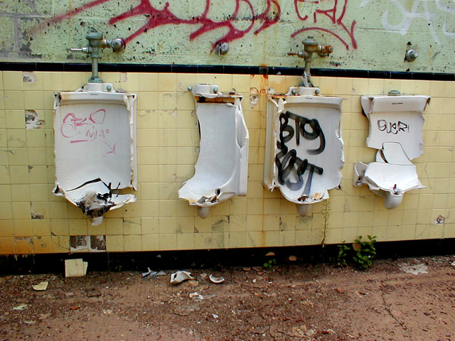 toilets.JPG (98599 bytes)