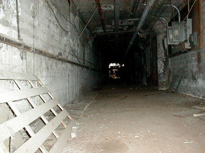 tunnel.JPG (35942 bytes)